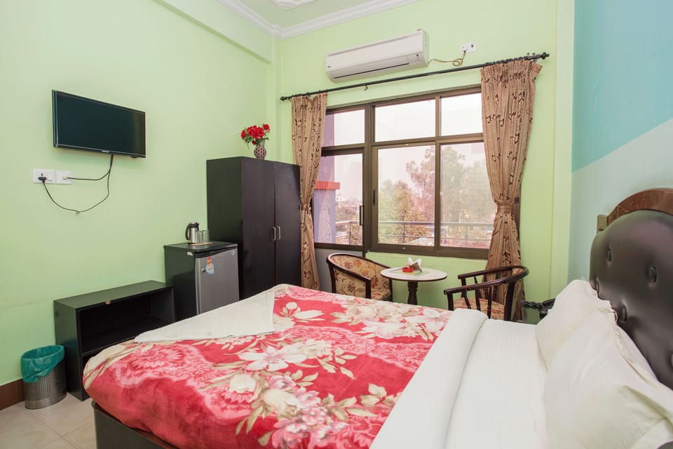 Standard Room | Minibar, desk, iron/ironing board, rollaway beds