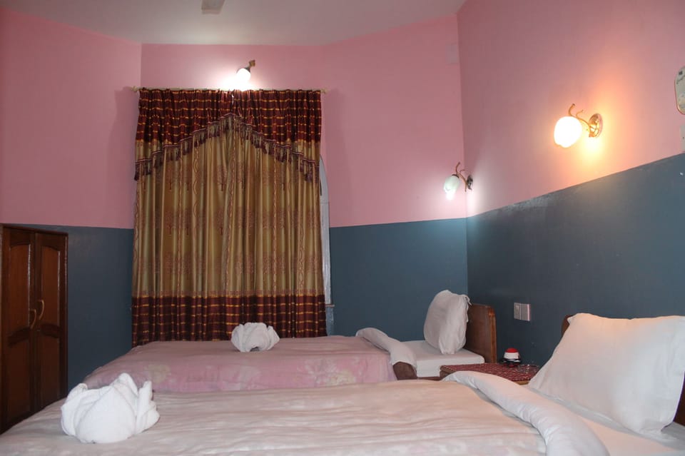 Standard Room, Smoking, Mountain View | Minibar, in-room safe, desk, free WiFi