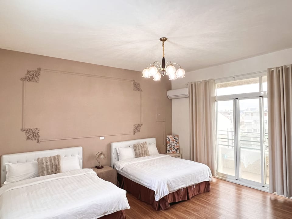 Comfort Quadruple Room | Desk, soundproofing, free WiFi, bed sheets