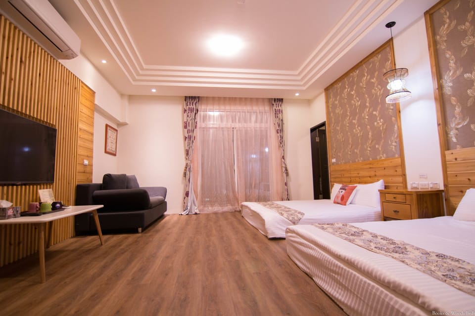 Family Room (-B-) | Desk, soundproofing, rollaway beds, free WiFi