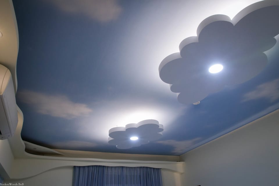 Family Room (-C-) | Desk, soundproofing, rollaway beds, free WiFi