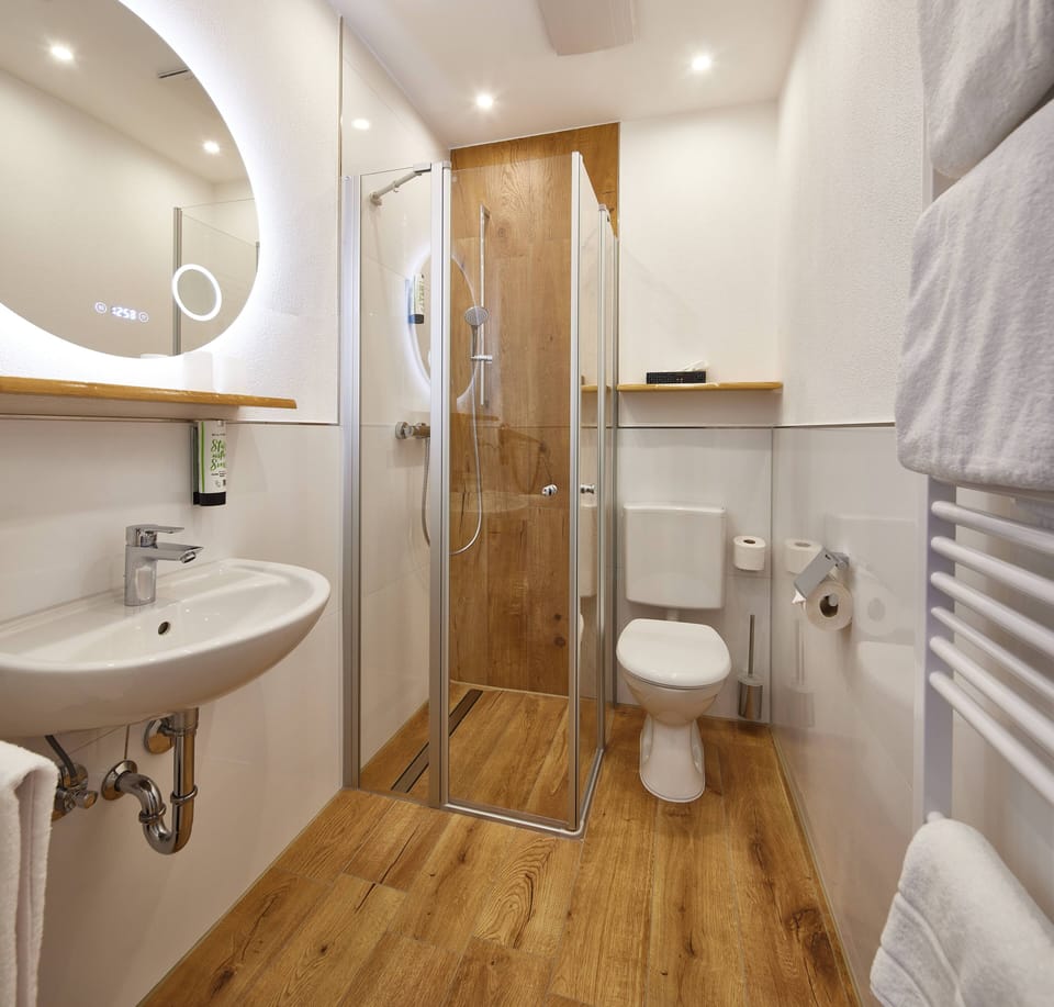 Double Room | Bathroom | Hair dryer, towels, soap, shampoo