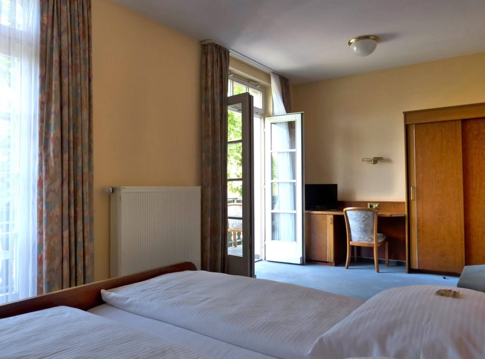 Hypo-allergenic bedding, minibar, desk, laptop workspace