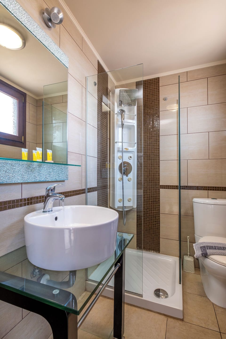 Family Quadruple Room | Bathroom | Shower, free toiletries, hair dryer, slippers