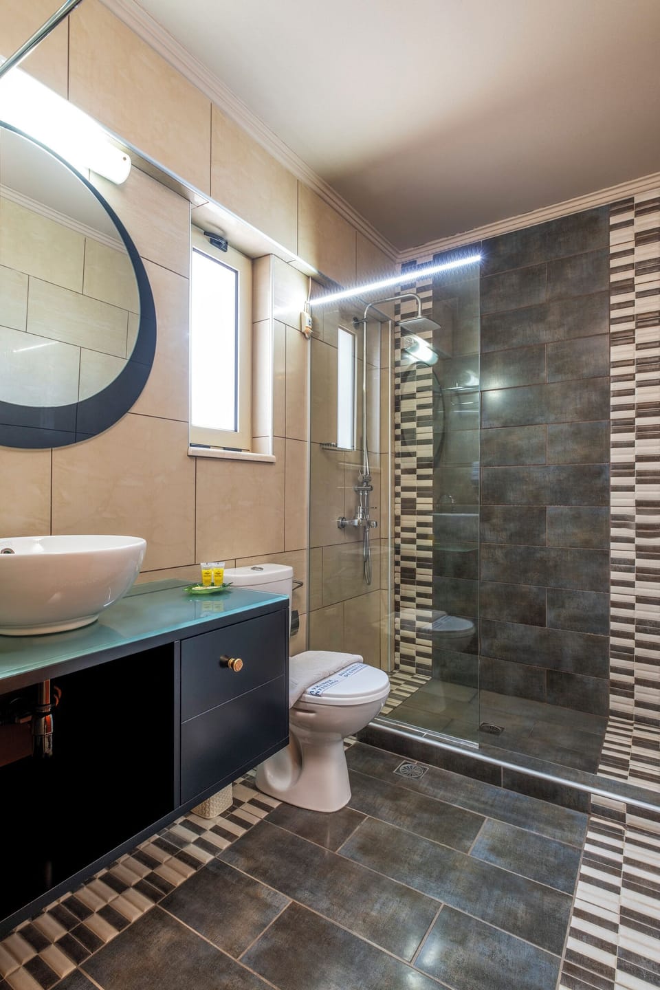 Economy Double Room | Bathroom | Shower, free toiletries, hair dryer, slippers