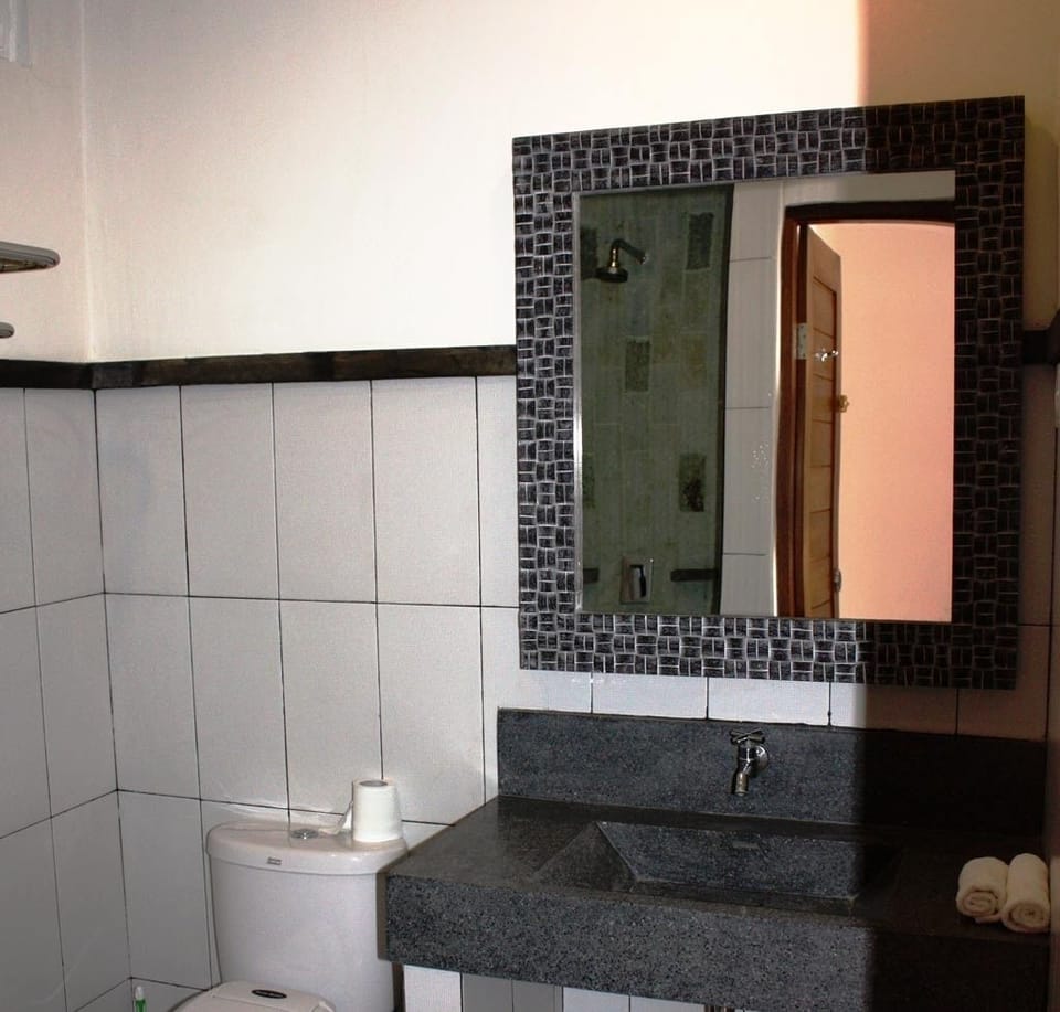 Shower, free toiletries, towels