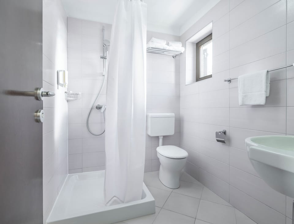 Shower, free toiletries, towels