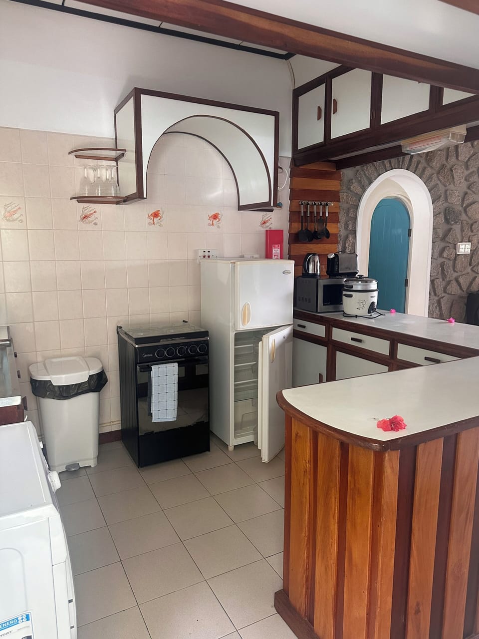 Coffee/tea maker, full-size fridge, microwave, oven
