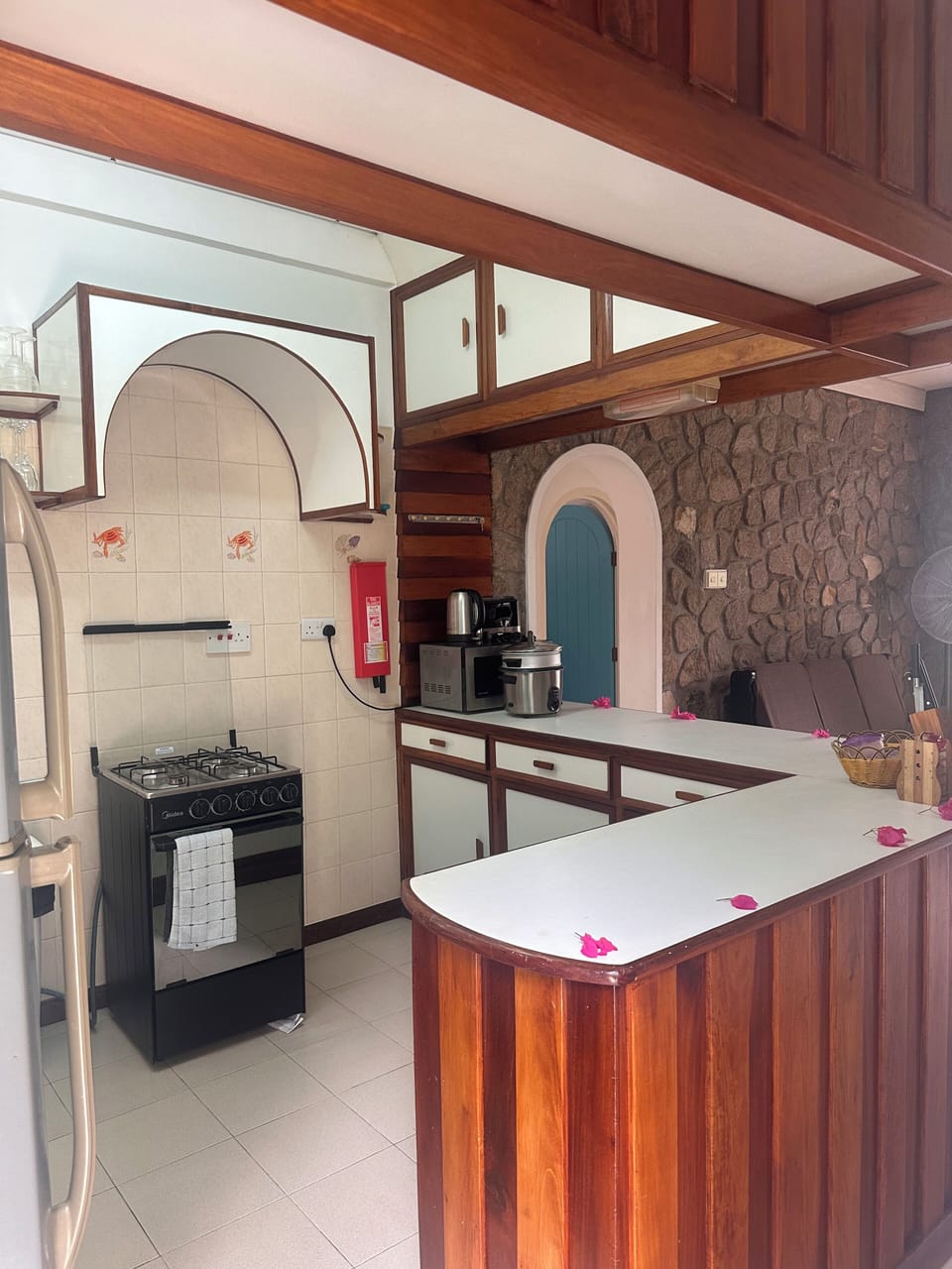 Coffee/tea maker, full-size fridge, microwave, oven