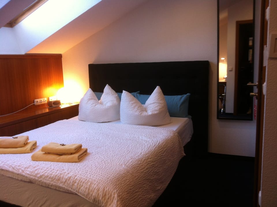 Double Room, Private Bathroom (Kleines) | Hypo-allergenic bedding available, in-room safe, blackout drapes