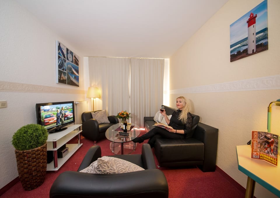 Suite | Desk, free cribs/infant beds, rollaway beds, free WiFi