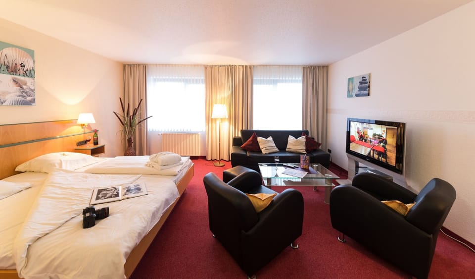 Suite | Desk, free cribs/infant beds, rollaway beds, free WiFi