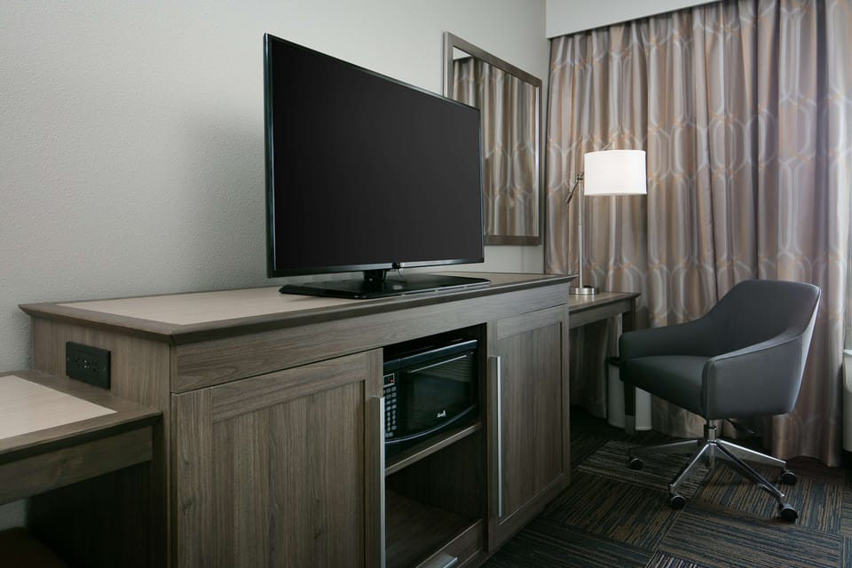 Minibar, in-room safe, desk, iron/ironing board