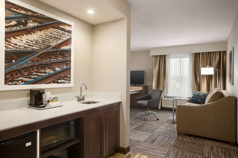 Minibar, in-room safe, desk, iron/ironing board