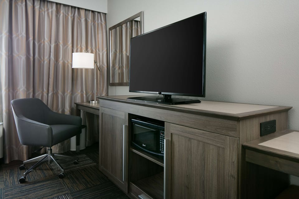 Minibar, in-room safe, desk, iron/ironing board