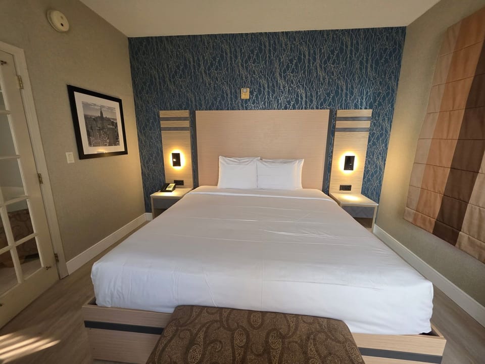Executive Suite | Hypo-allergenic bedding available, down comforters, pillowtop beds