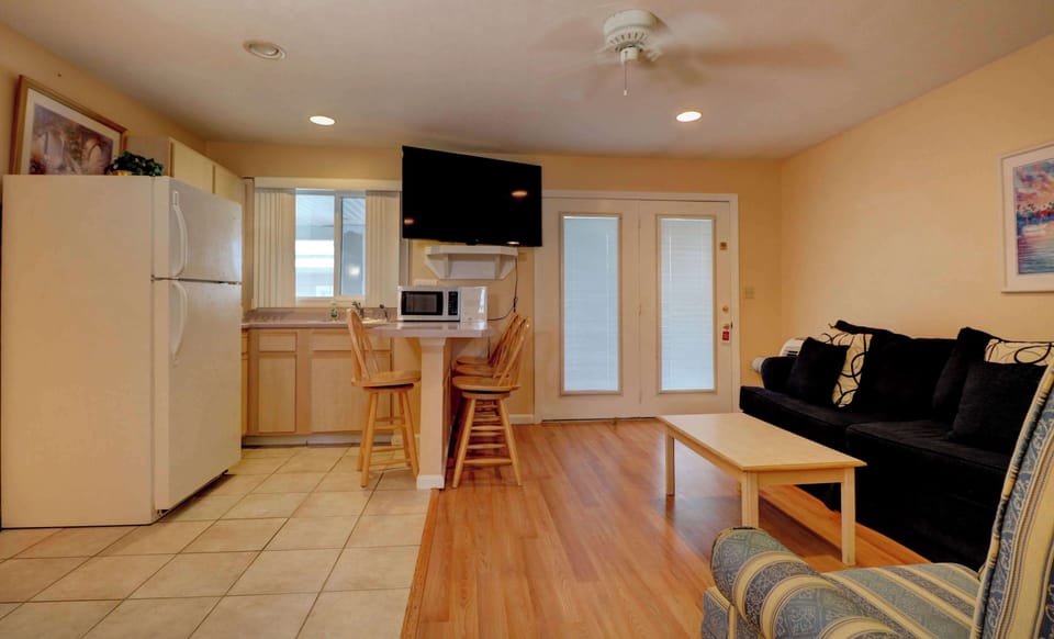 Family Suite, 2 Bedrooms, Non Smoking | Private kitchenette | Fridge, microwave, stovetop, coffee/tea maker