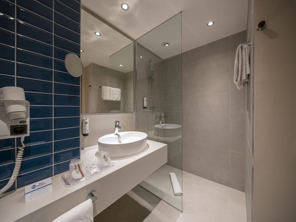 Combined shower/tub, free toiletries, hair dryer, towels