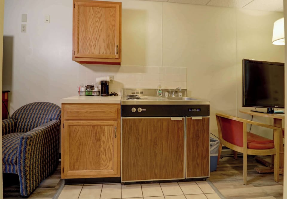 Two Queens Train Side | Private kitchenette | Coffee/tea maker