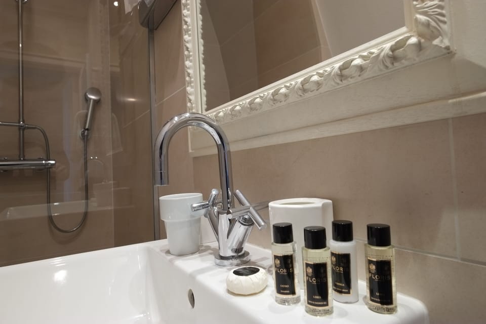 Comfort Double Room | Bathroom | Shower, rainfall showerhead, free toiletries, hair dryer