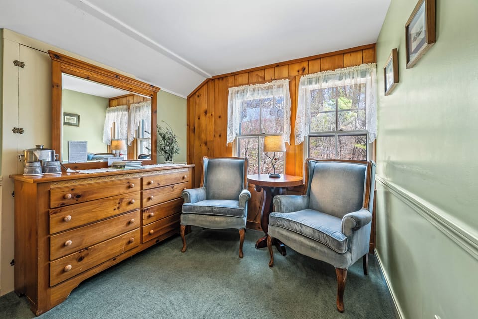 Standard Double Room, 1 Queen Bed, Mountain View | Individually decorated, individually furnished, iron/ironing board