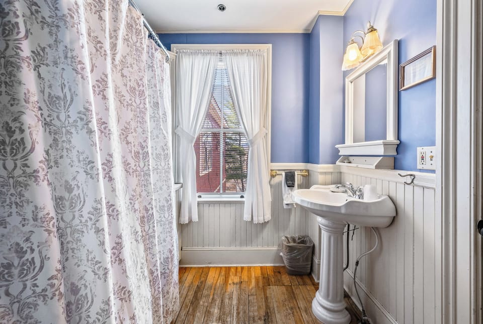 Superior Double Room | Bathroom | Combined shower/tub, free toiletries, hair dryer, towels