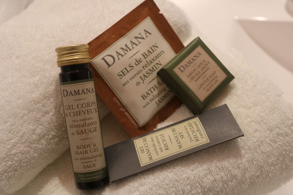 Suite | Bathroom | Rainfall showerhead, free toiletries, hair dryer, towels