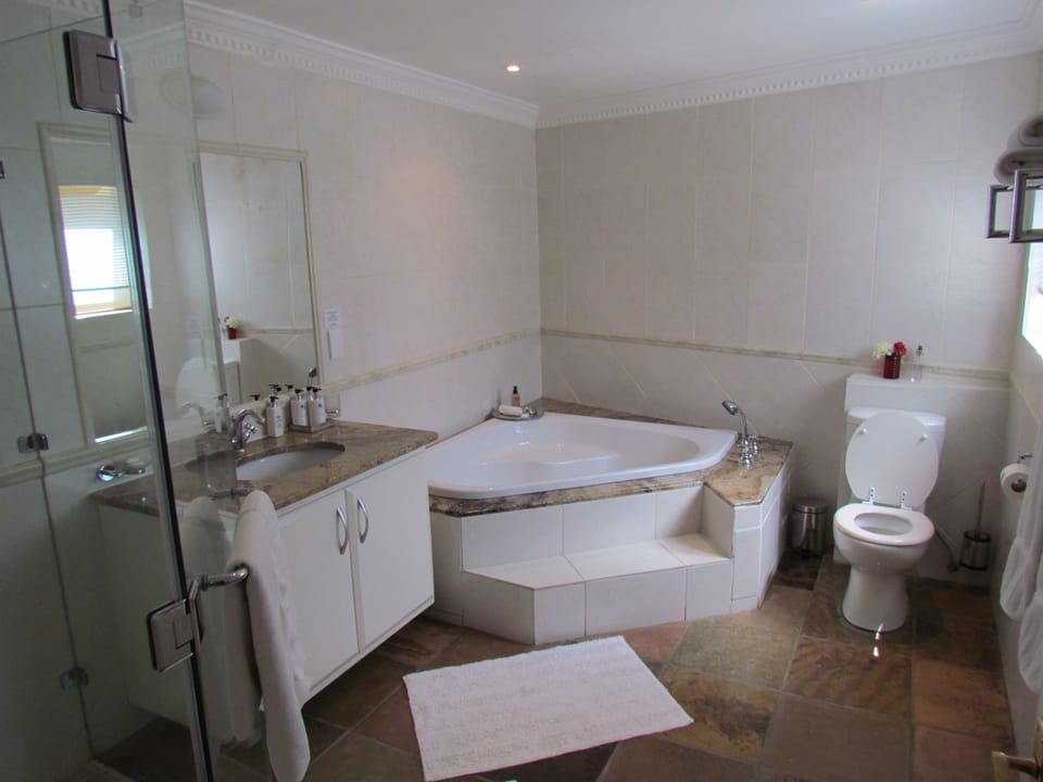 Standard Double or Twin Room, Multiple Beds, Pool View | Bathroom | Free toiletries, towels