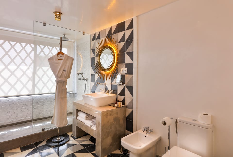 Deluxe Suite | Bathroom | Shower, rainfall showerhead, designer toiletries, hair dryer