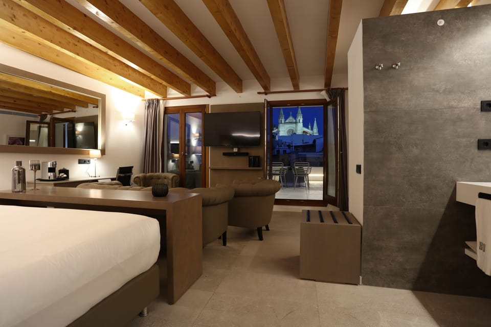1 bedroom, premium bedding, minibar, in-room safe