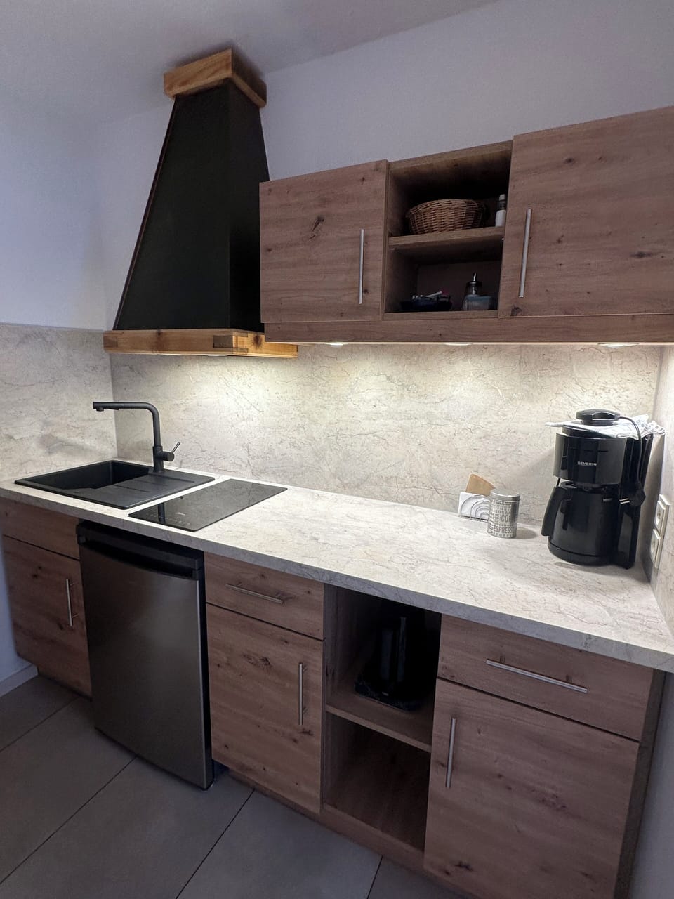 Double Room, Balcony, Mountain View | Private kitchen | Fridge, stovetop, coffee/tea maker, electric kettle