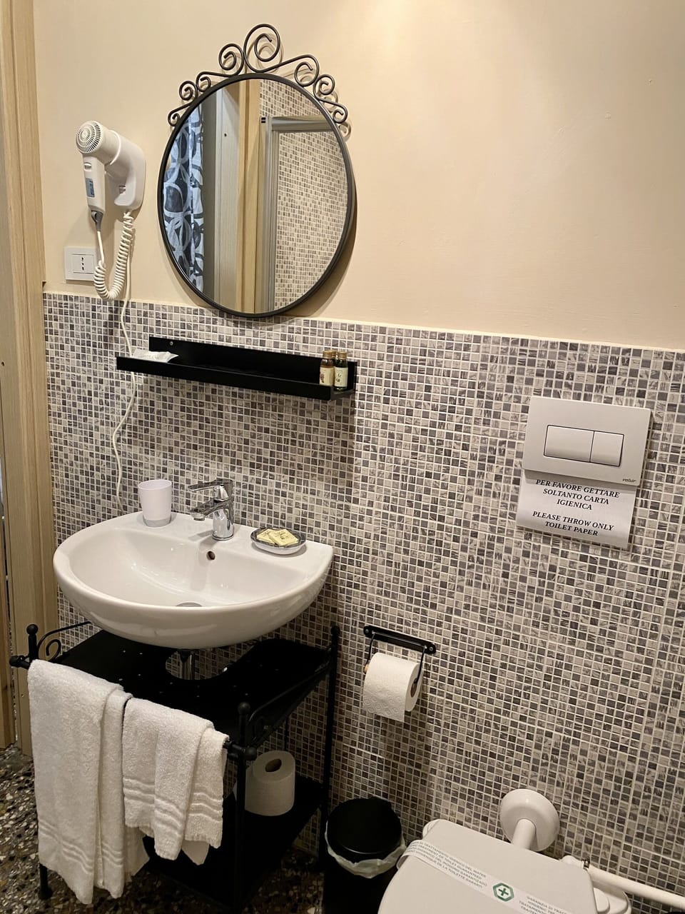 La Boheme | Bathroom | Shower, free toiletries, hair dryer, towels