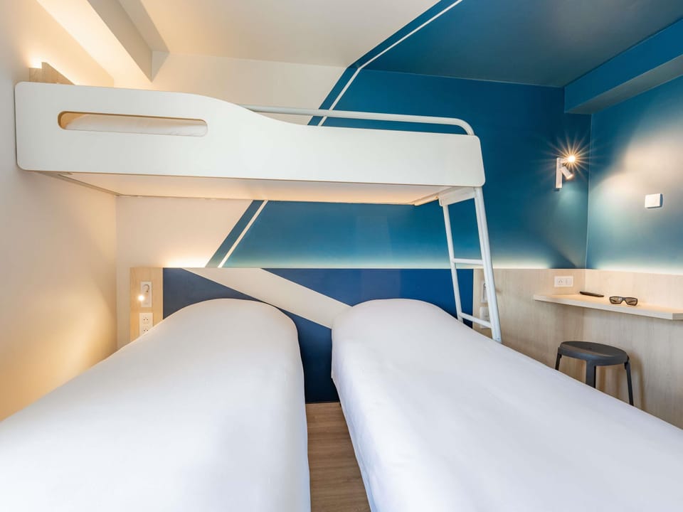 Triple Room, 3 Twin Beds | Desk, soundproofing, WiFi (free), bed sheets