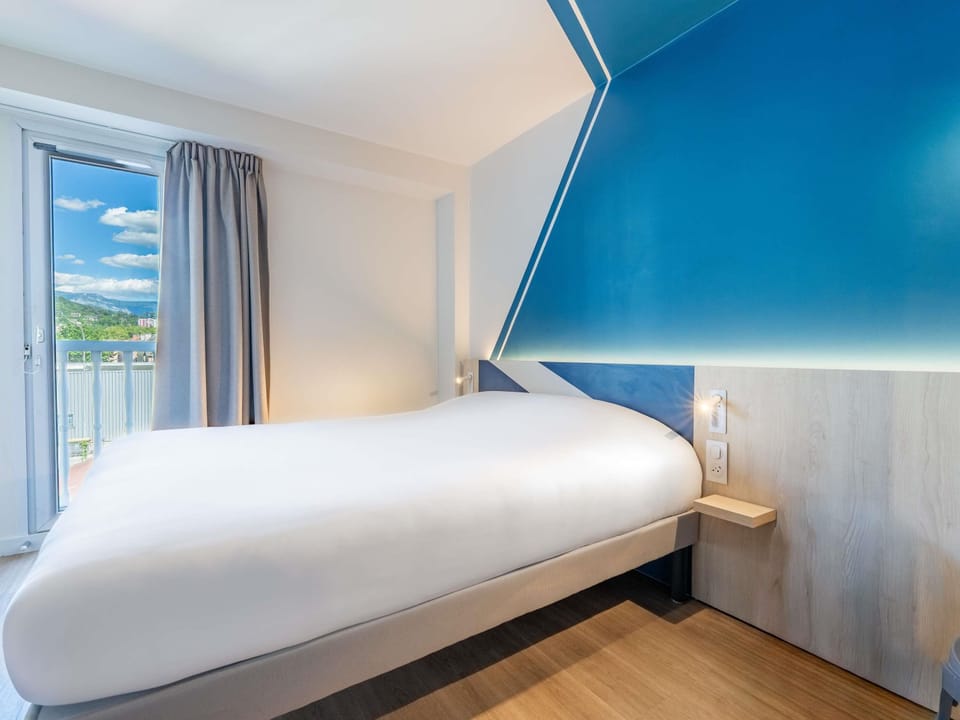 Double Room | Desk, soundproofing, WiFi (free), bed sheets