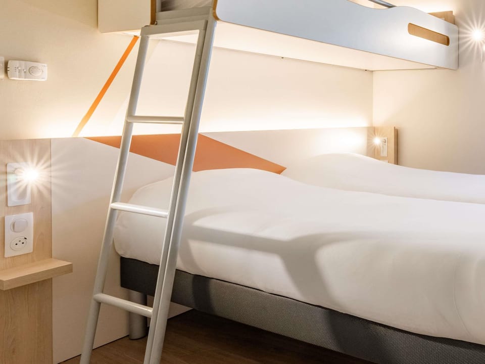 Triple Room, 3 Twin Beds | Desk, soundproofing, WiFi (free), bed sheets