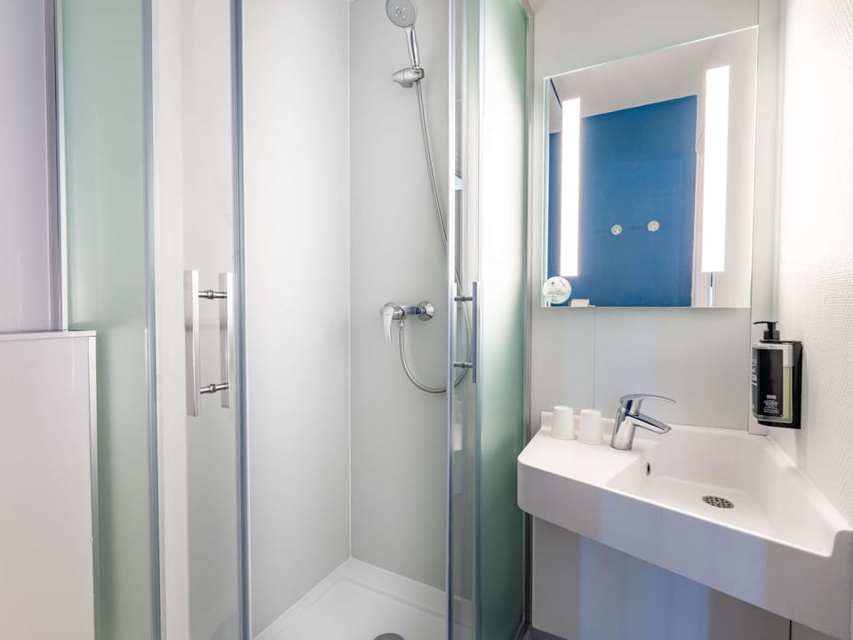 Triple Room, 3 Twin Beds | Desk, soundproofing, WiFi (free), bed sheets
