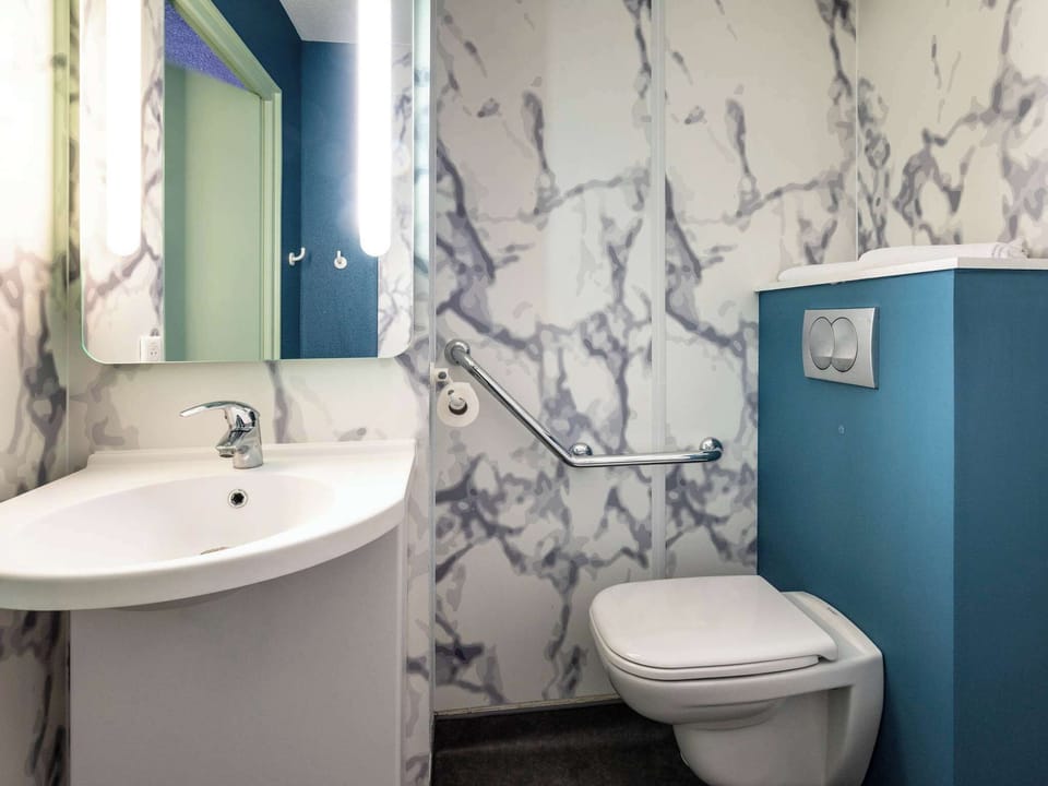 Standard Room, 2 Double Beds | Bathroom | Shower, eco-friendly toiletries, hair dryer, towels