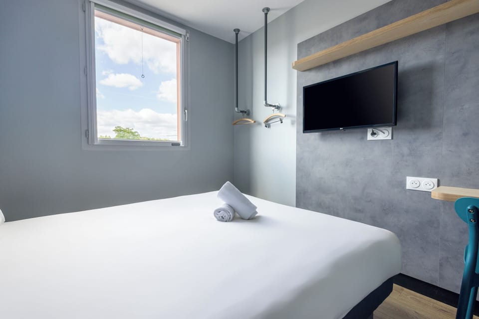 Room with 1 Queen size bed and 1 extra single bed | Desk, free WiFi, bed sheets