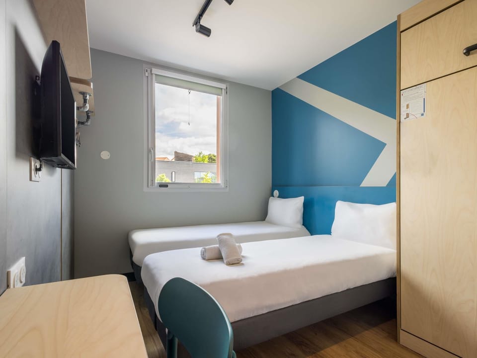 Triple room with 2 single beds and 1 extra single bed | Desk, free WiFi, bed sheets