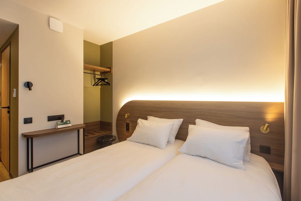 Standard Twin Room | Desk, free cribs/infant beds, free WiFi, bed sheets