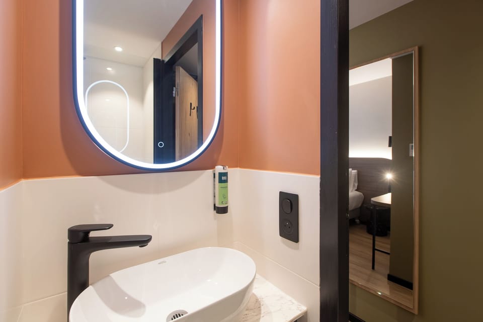 Standard Twin Room | Bathroom | Shower, eco-friendly toiletries, towels