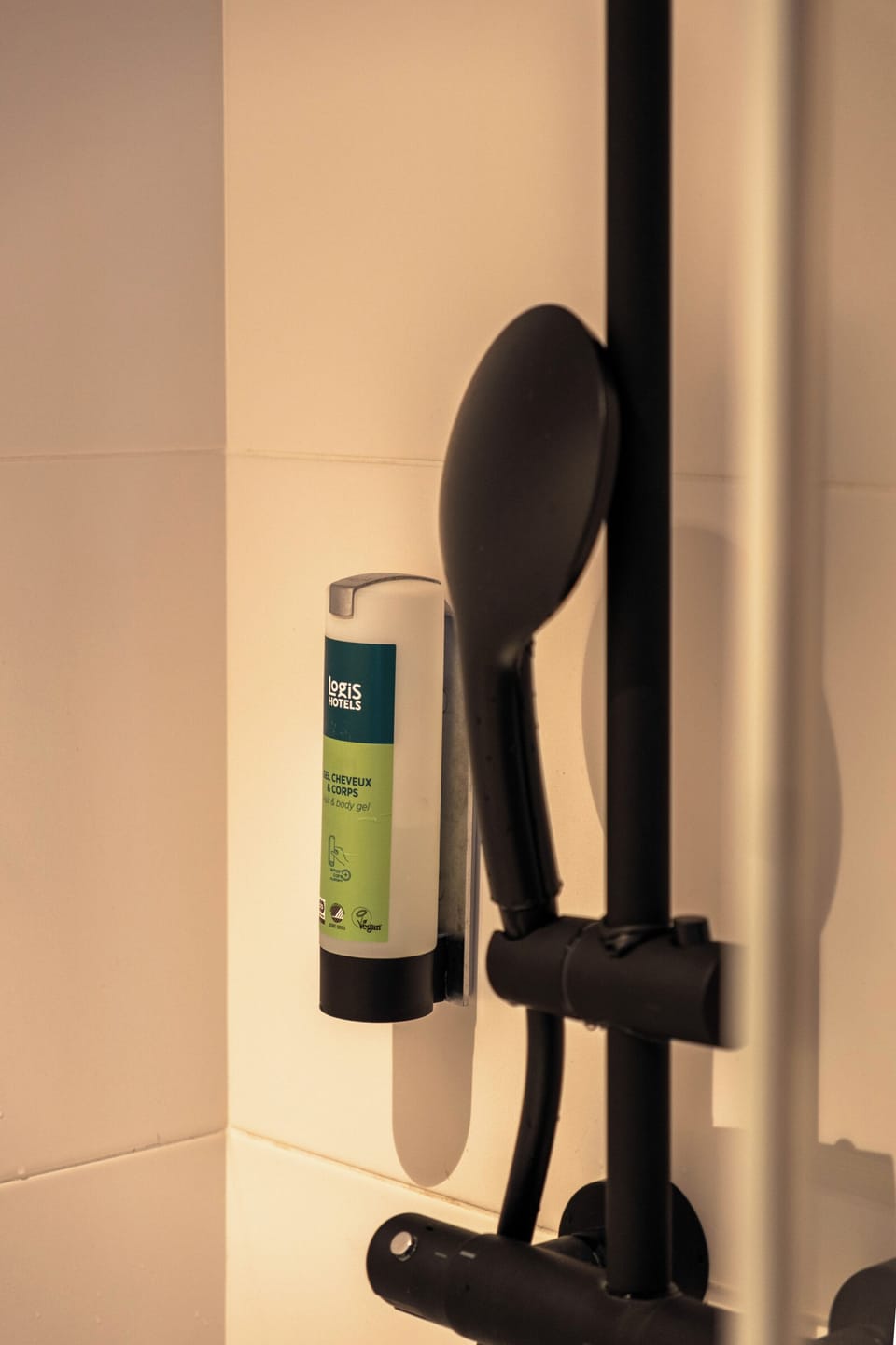 Shower, eco-friendly toiletries, towels