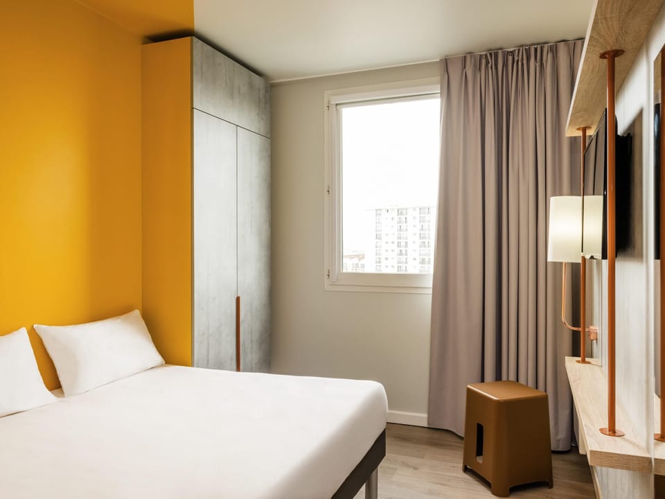 Desk, soundproofing, free WiFi, bed sheets