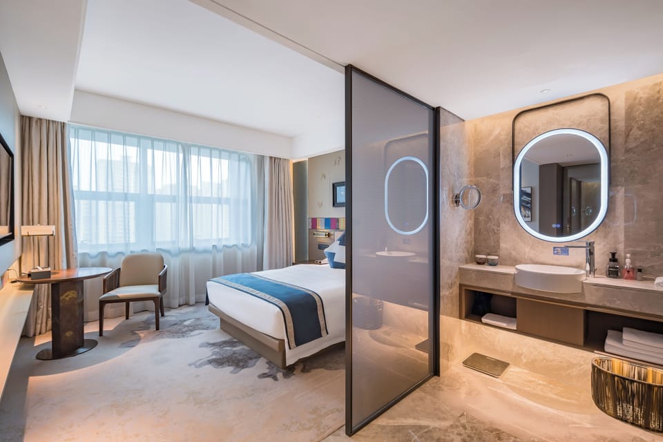 Business Double Room | Minibar, in-room safe, blackout drapes, soundproofing