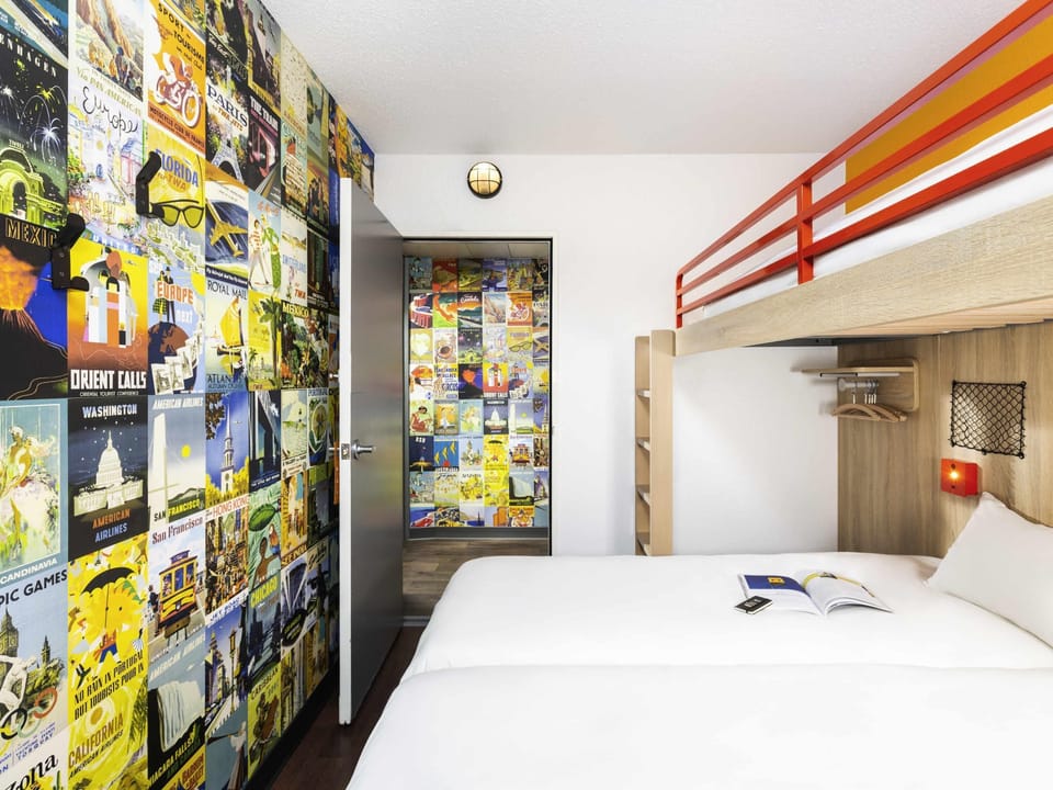 Desk, WiFi (free), bed sheets
