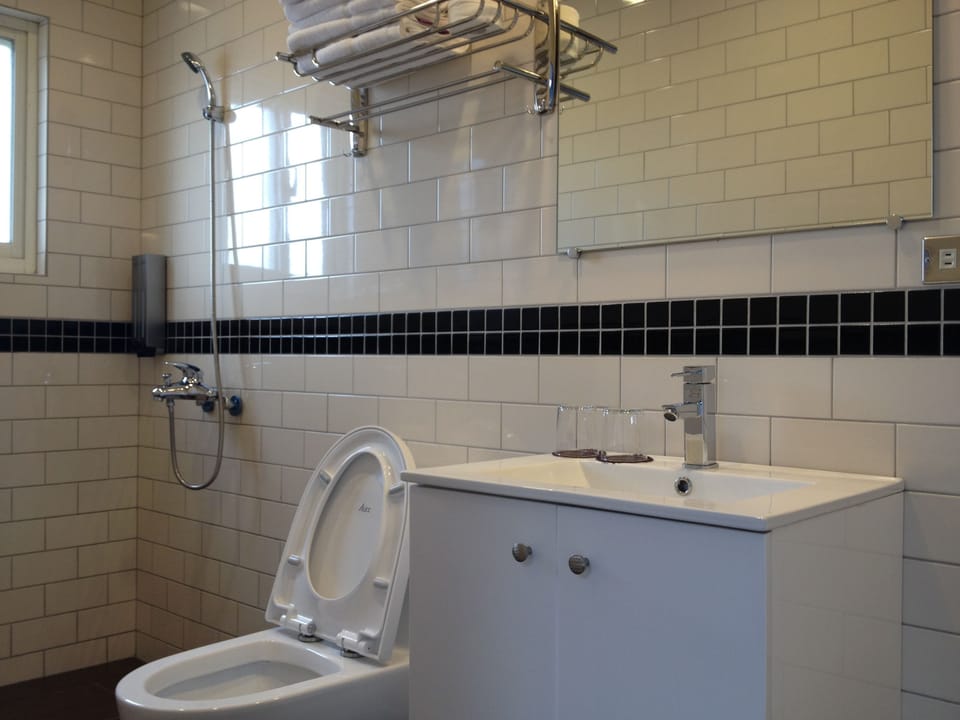 Family Room | Bathroom | Shower, free toiletries, hair dryer, slippers