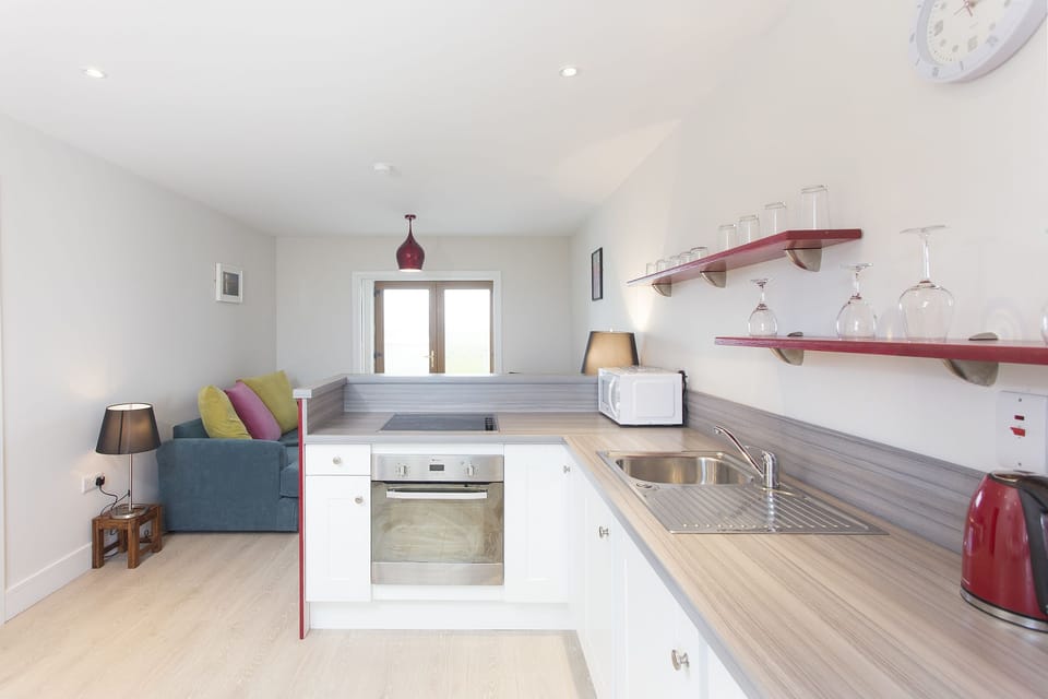 House, 1 Bedroom | Private kitchen | Fridge, microwave, oven, stovetop