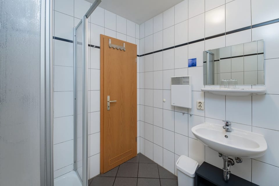 Economy Double Room (French bed 1.40m) | Bathroom | Shower, free toiletries, towels