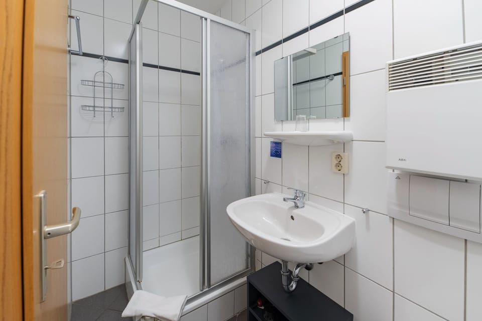 Shower, free toiletries, towels