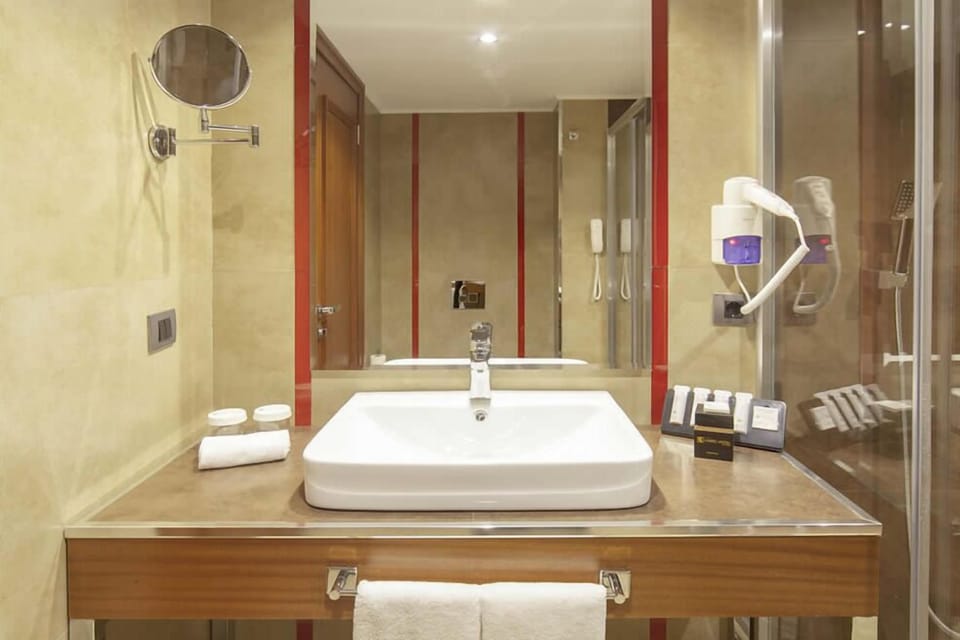 Shower, rainfall showerhead, free toiletries, hair dryer